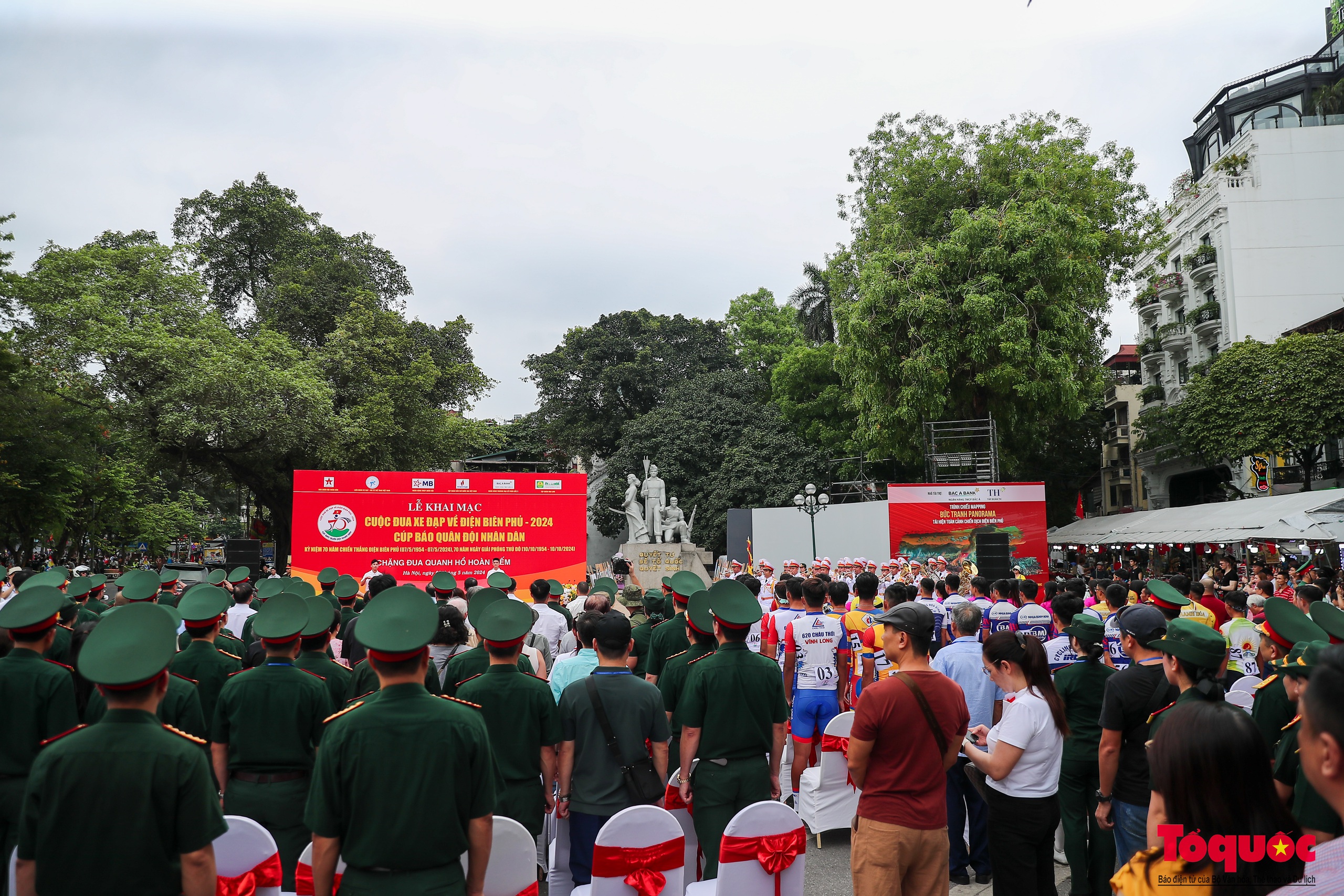 Người dân thủ đô reo hò cổ vũ các tay đua tranh tài tại giải đua xe đạp &quot;Về Điện Biên Phủ 2024&quot; - Ảnh 1.